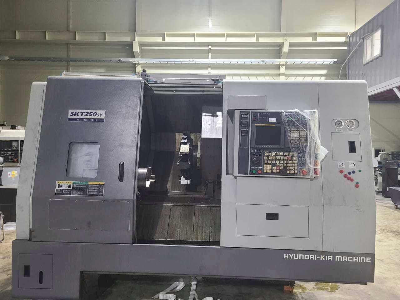 Frontansicht der Hyundai Kia SKT250SY Maschine