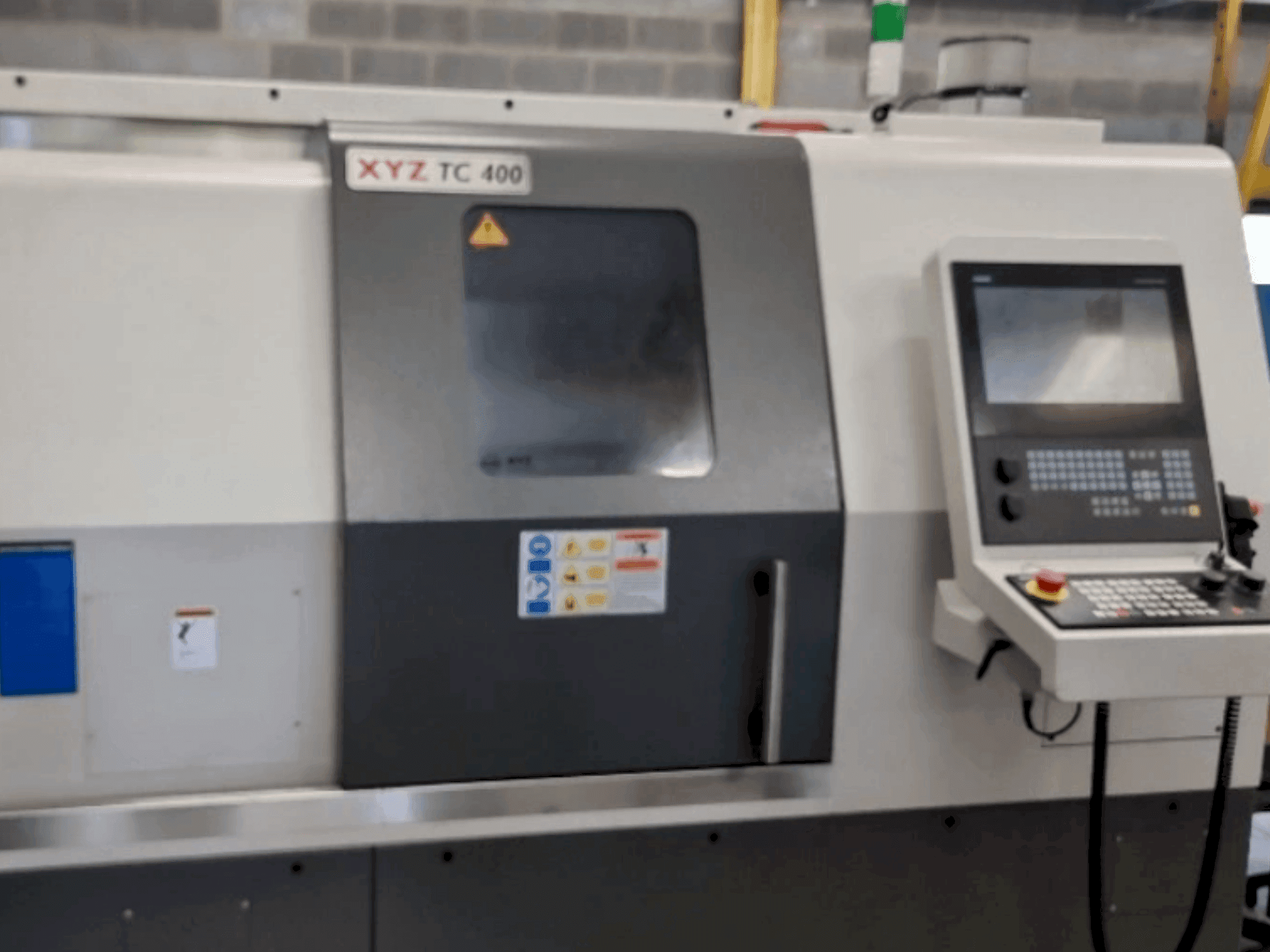 Frontansicht der XYZ TC 400 Maschine