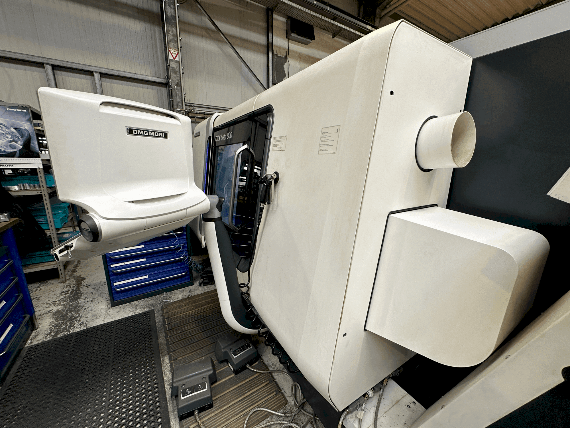 Frontansicht der DMG MORI CTX beta 800 Maschine