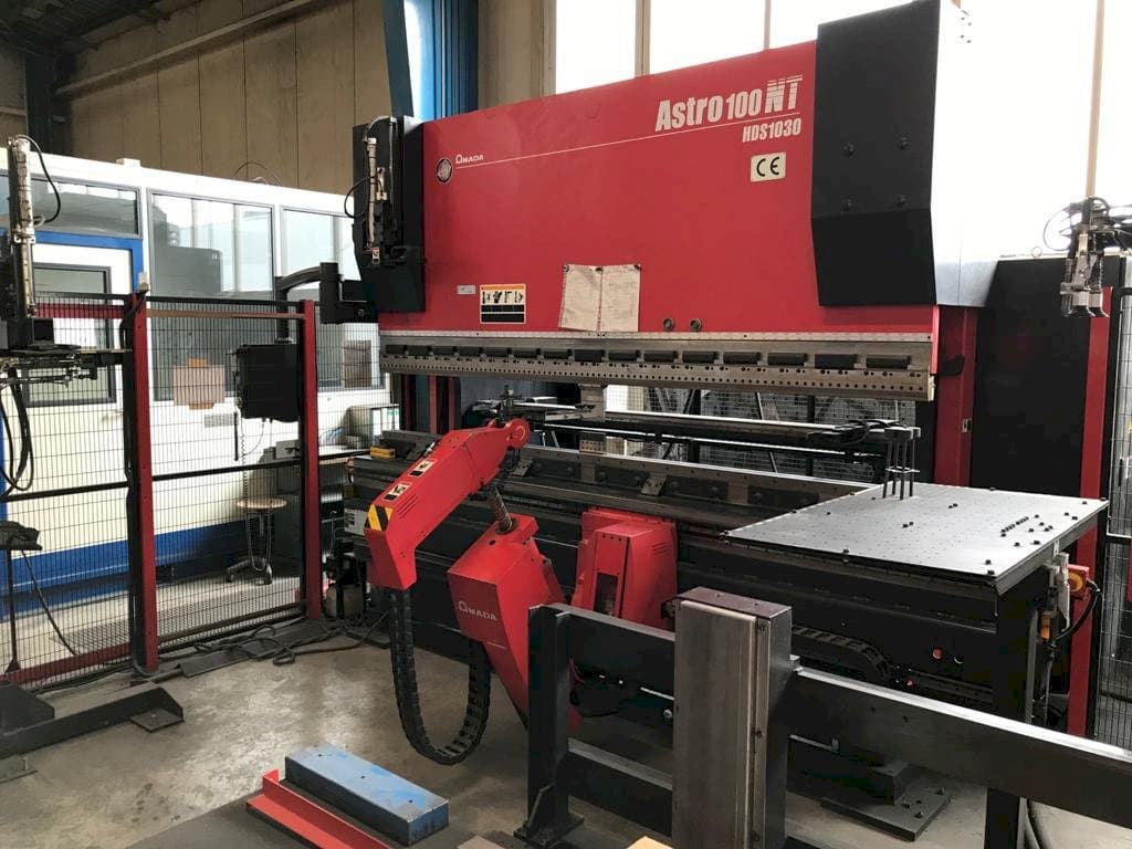 Frontansicht der AMADA Astra 100-NT HDS-1030NTR Maschine