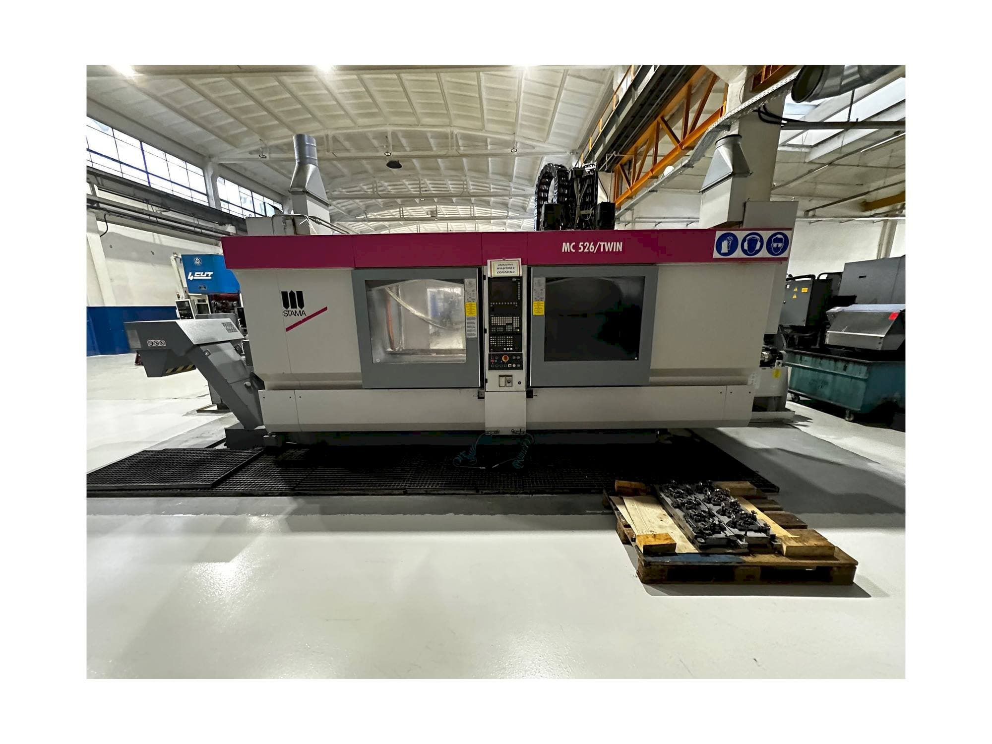 Frontansicht der STAMA MC 526 / TWIN Maschine