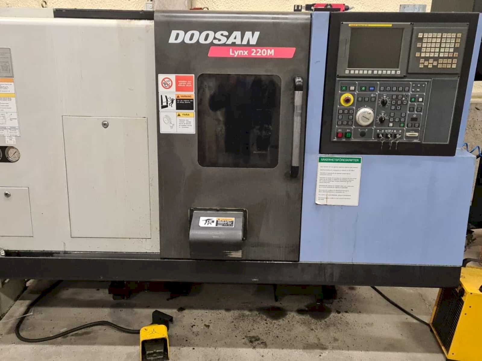 Frontansicht der Doosan Lynx 220MA + bar feeder LNS Express Maschine