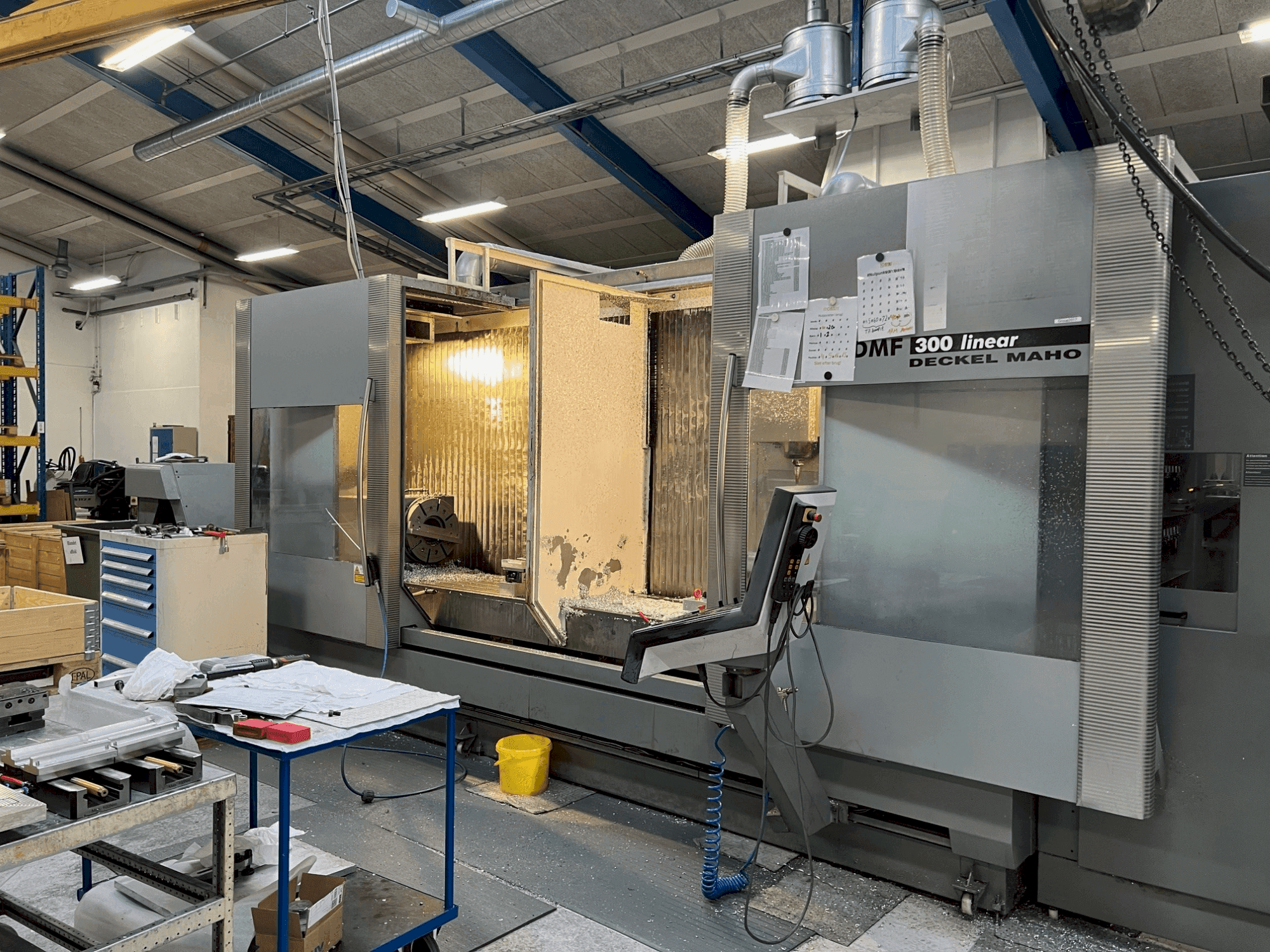Frontansicht der DMG DECKEL MAHO DMF 300 Maschine