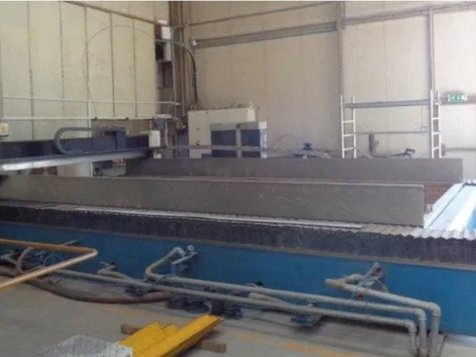 Frontansicht der YC Industry YCWJ-3742-L3060 Maschine