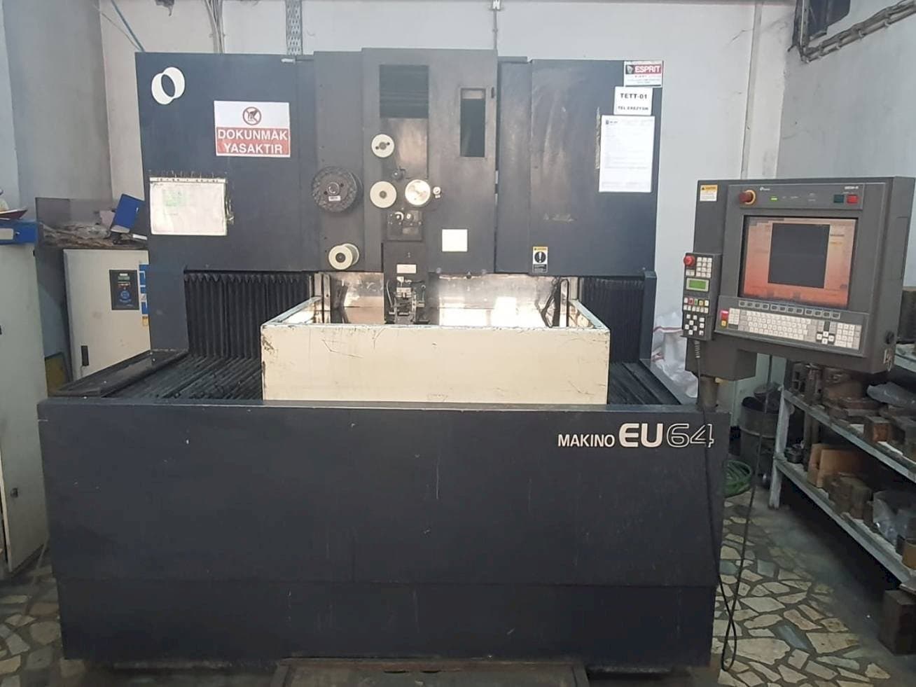 Frontansicht der Makino EU64 Maschine