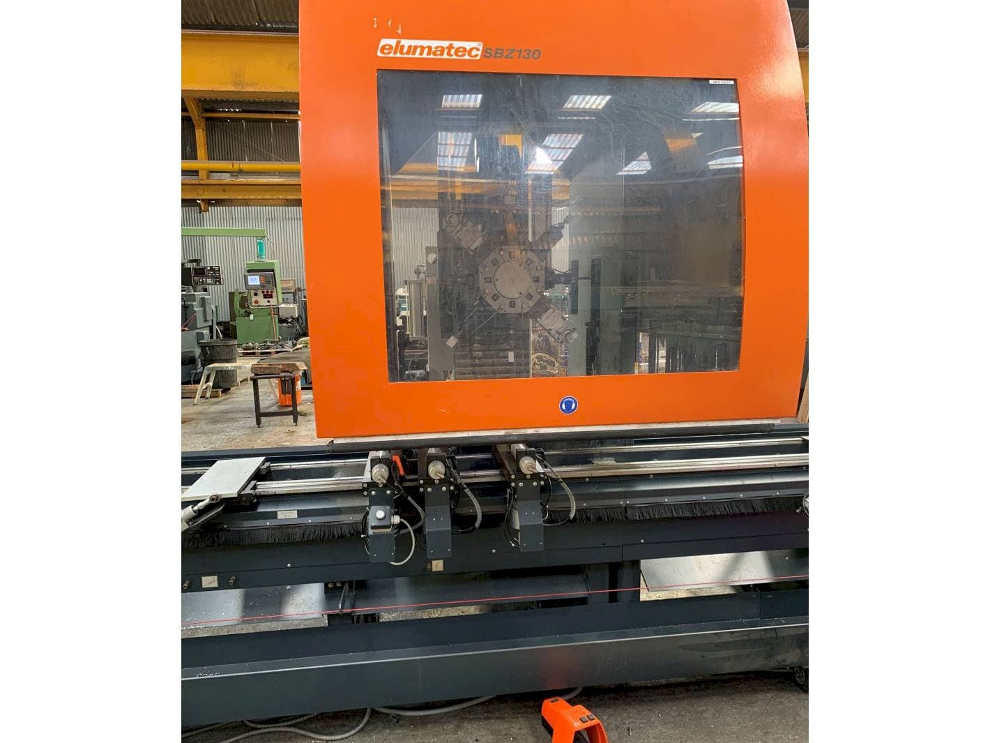Frontansicht der Elumatec SBZ 130 Maschine