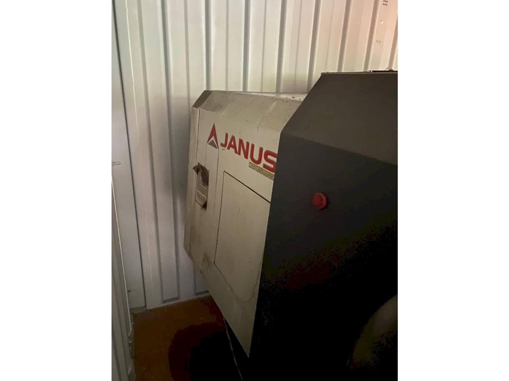 Frontansicht der JANUS TK610/1350 CNC Maschine