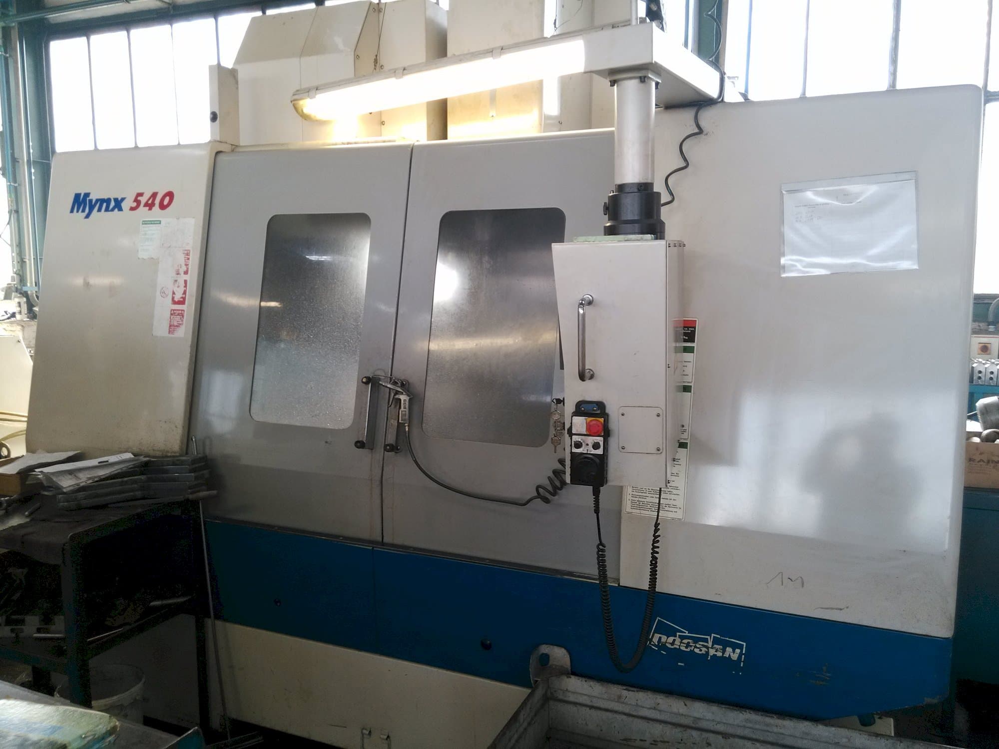 Frontansicht der Doosan Mynx 540  Maschine