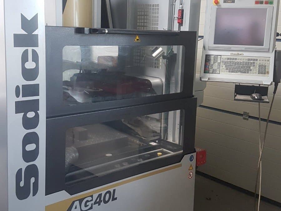 Frontansicht der Sodick AG40L Maschine