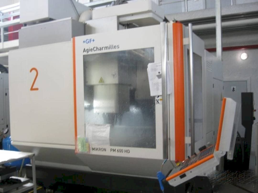 Frontansicht der AgieCharmilles Mikron HPM 600 HD Maschine