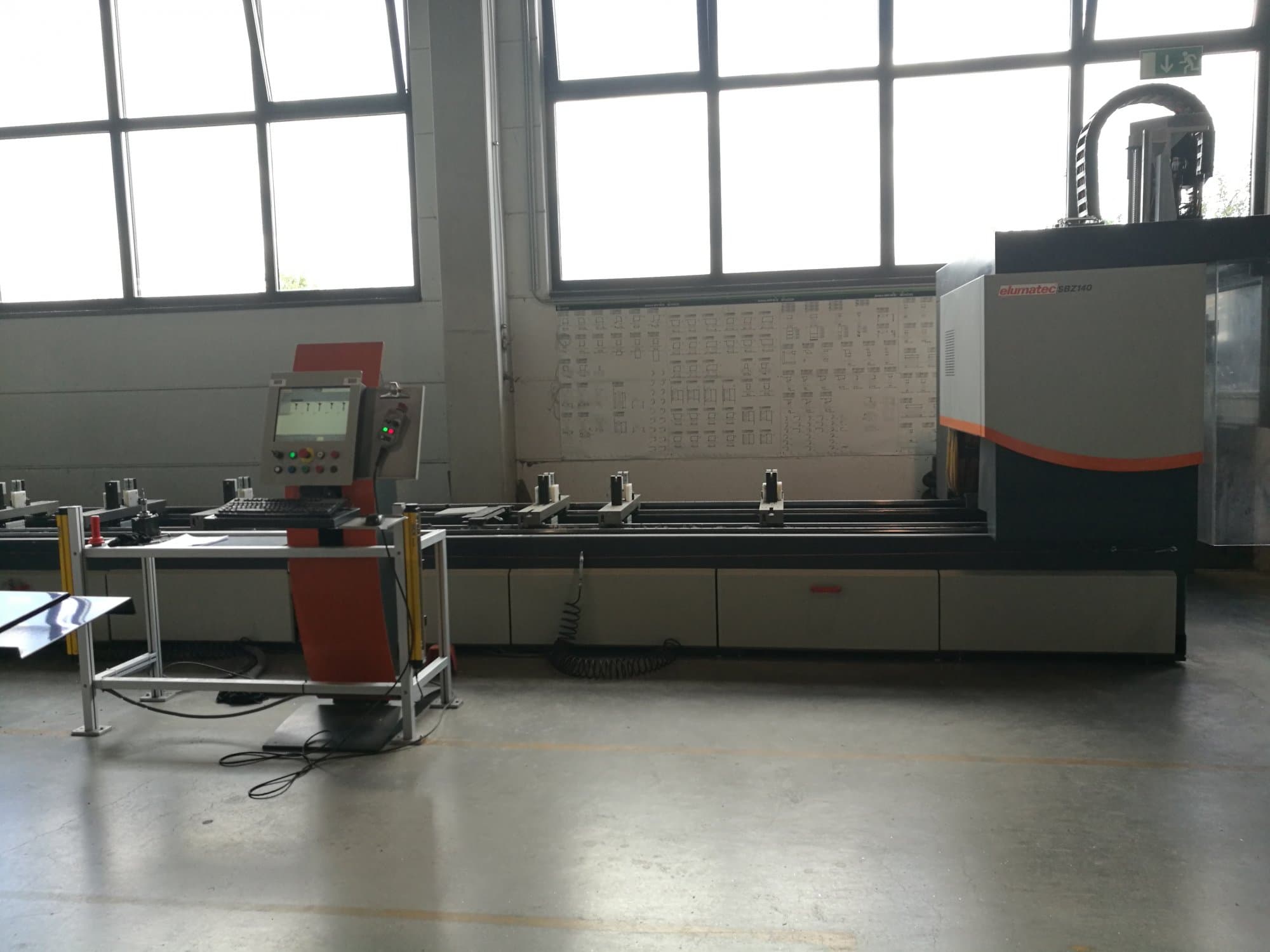 Frontansicht der elumatec SBZ 140 Maschine