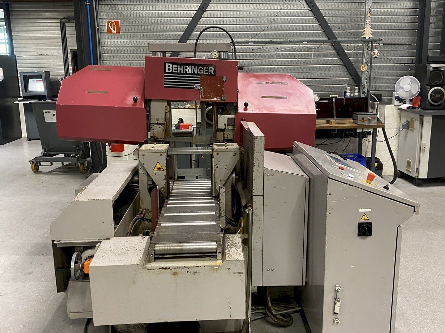 Frontansicht der Behringer HPB 303A  Maschine