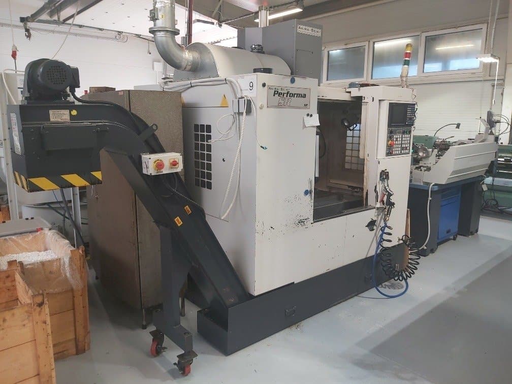 Frontansicht der Akira Seiki SR2XP Maschine