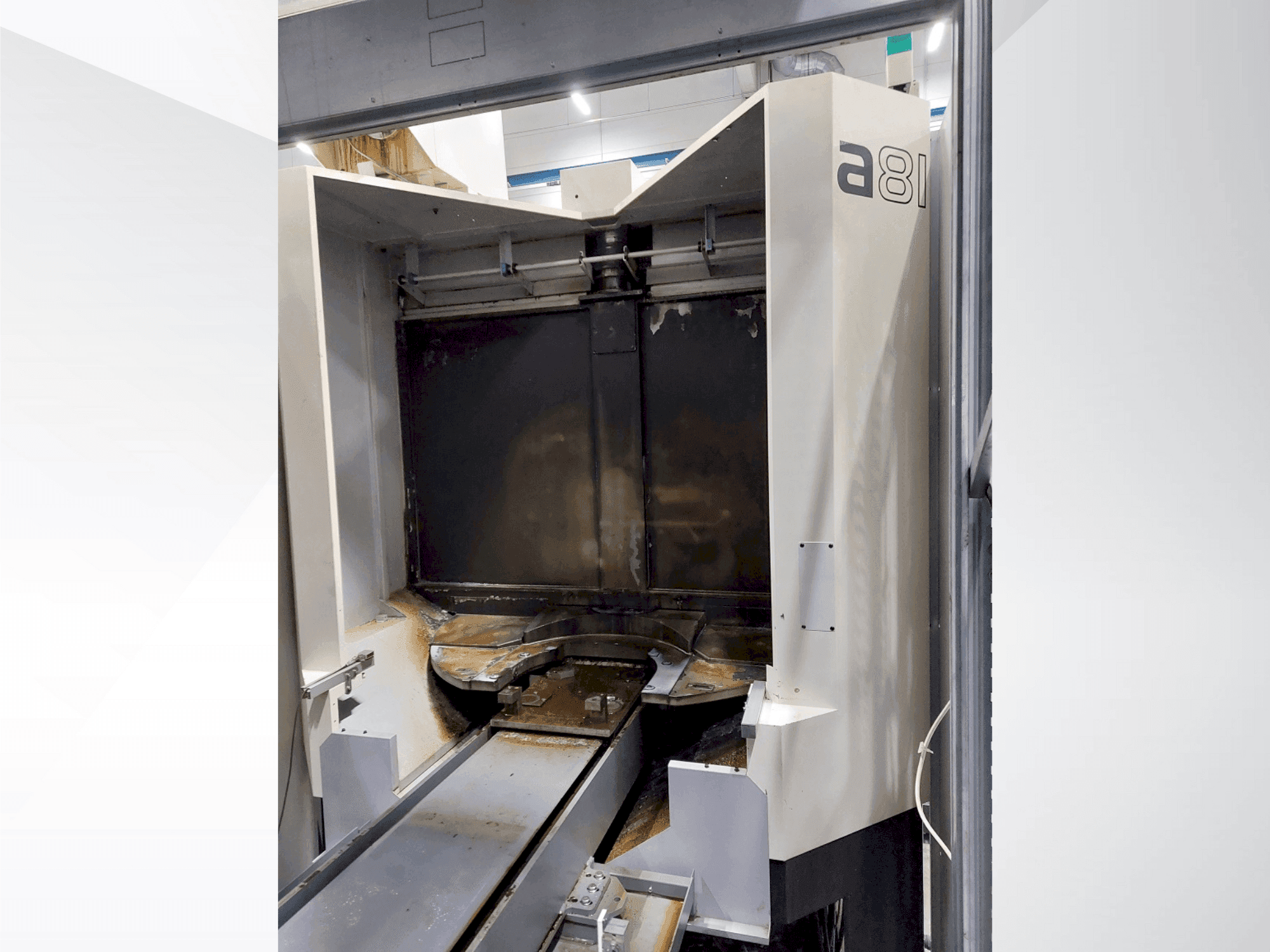 Frontansicht der Makino a81 Maschine