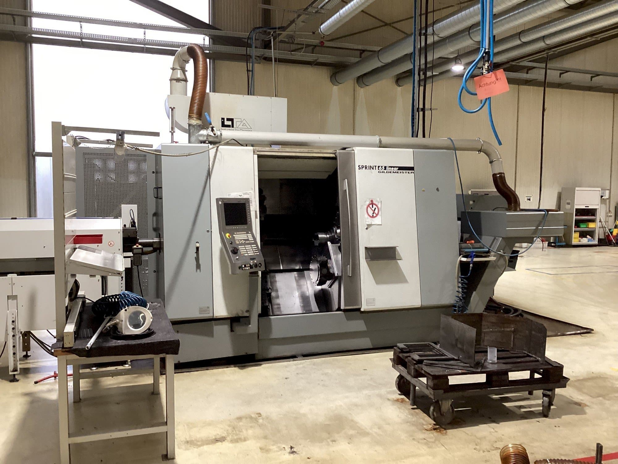 Frontansicht der DMG GILDEMEISTER Sprint 65 Linear Maschine