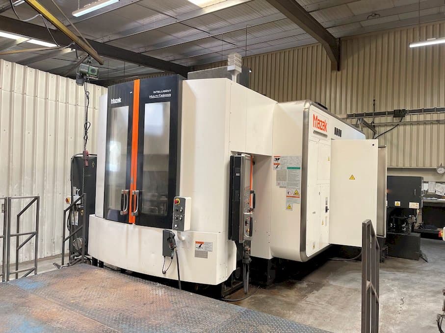 Frontansicht der Mazak VARIAXIS i-800 Maschine