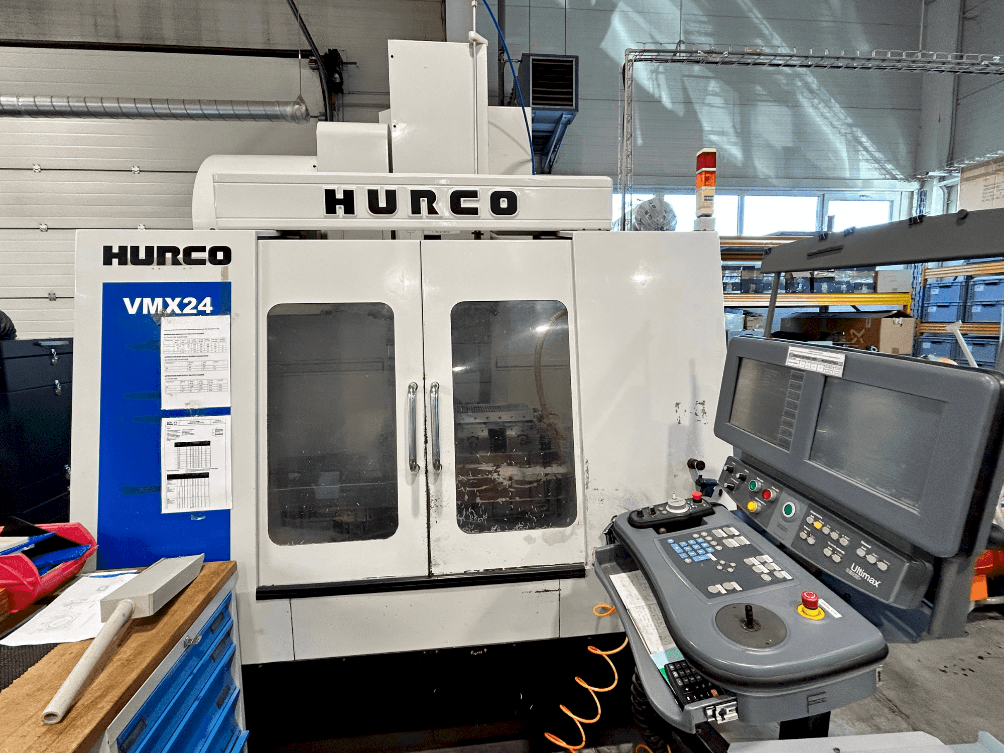 Frontansicht der Hurco VMX24  Maschine