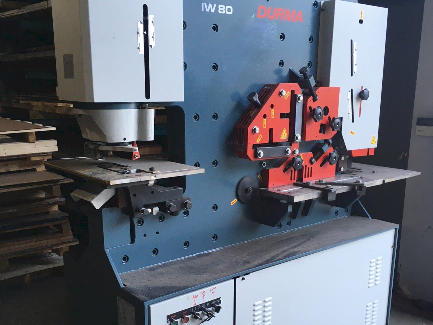 Frontansicht der Durma IW 80/150  Maschine