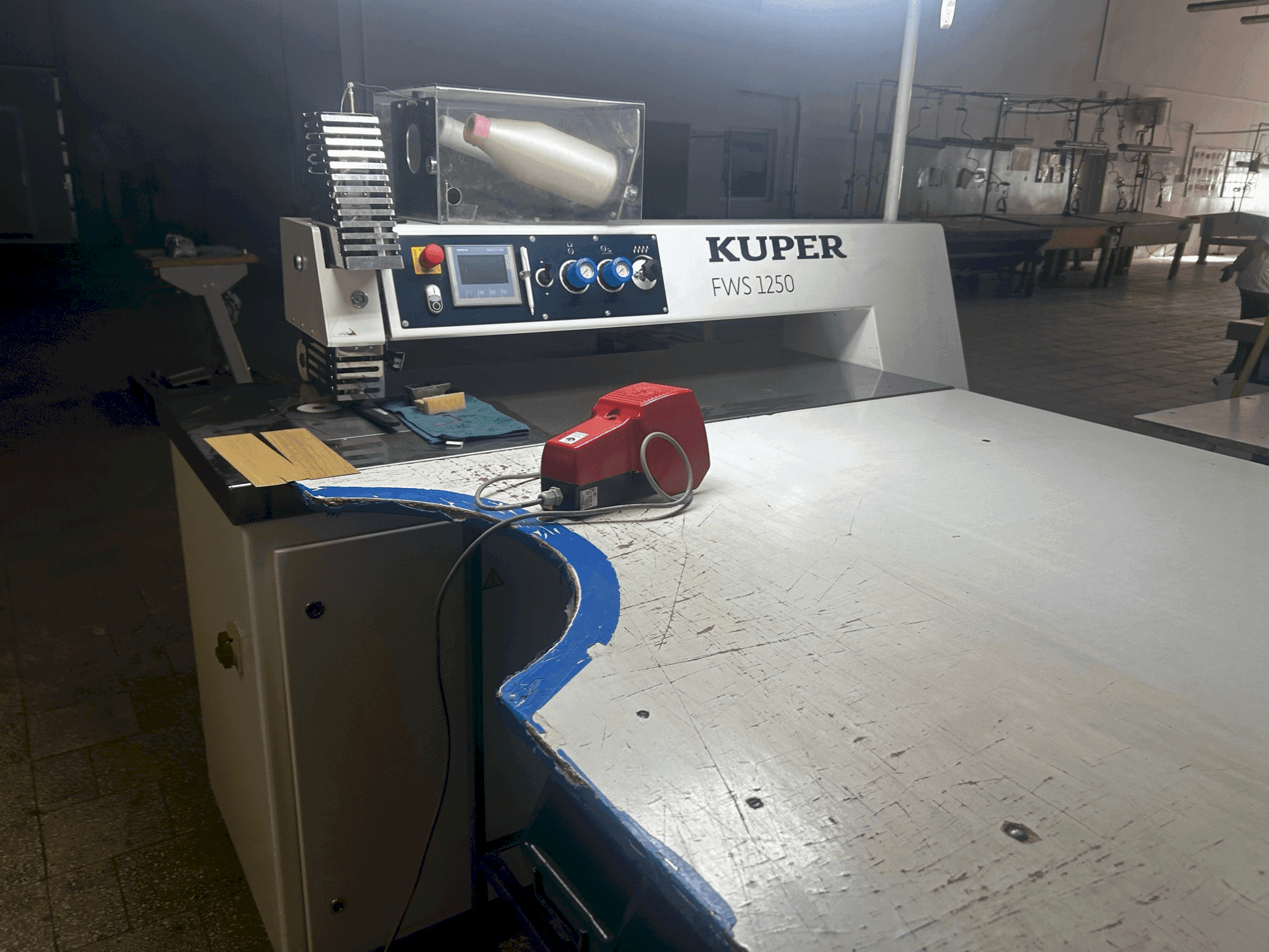 Frontansicht der KUPER FWS 1250 Maschine