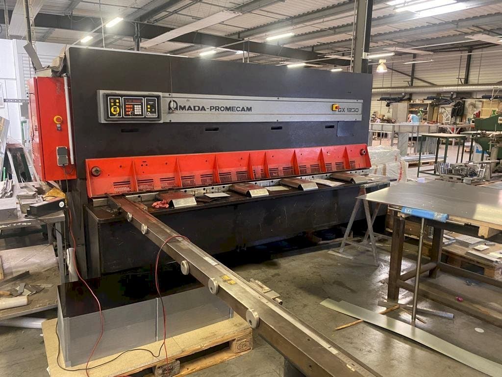 Frontansicht der AMADA GX 1230 Maschine