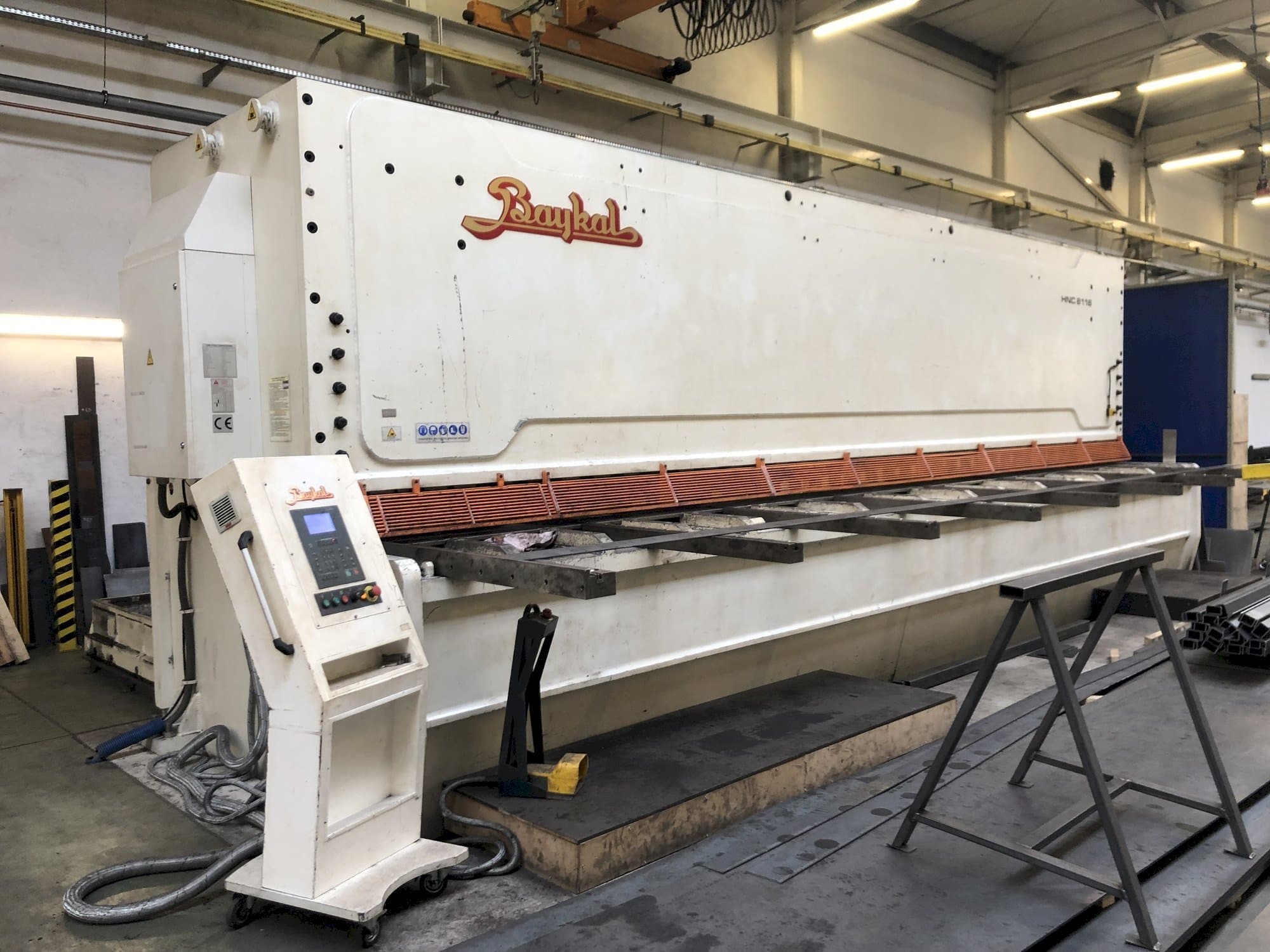 Frontansicht der Baykal HNC 8116 Maschine