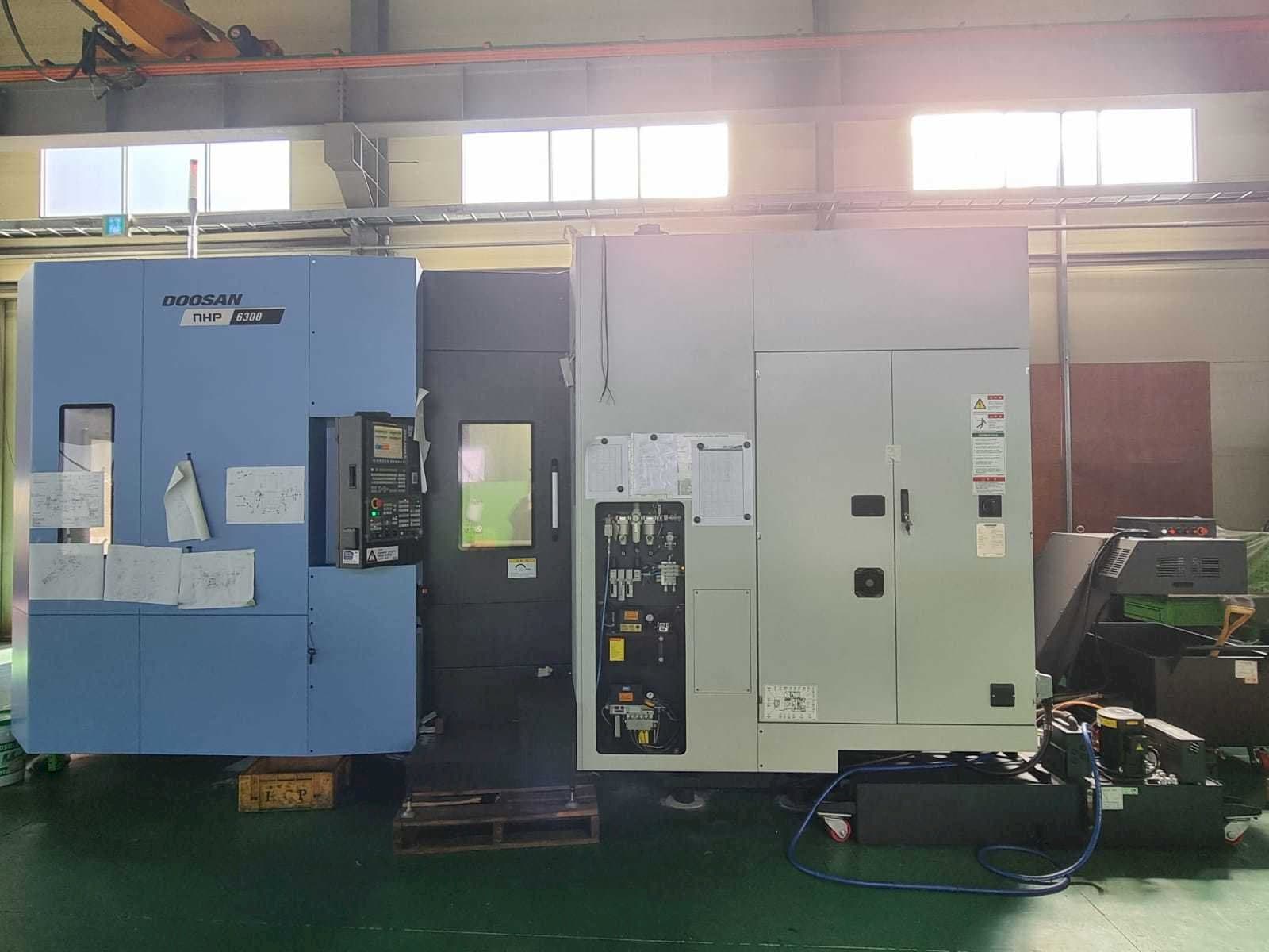 Frontansicht der Doosan NHP 6300 Maschine