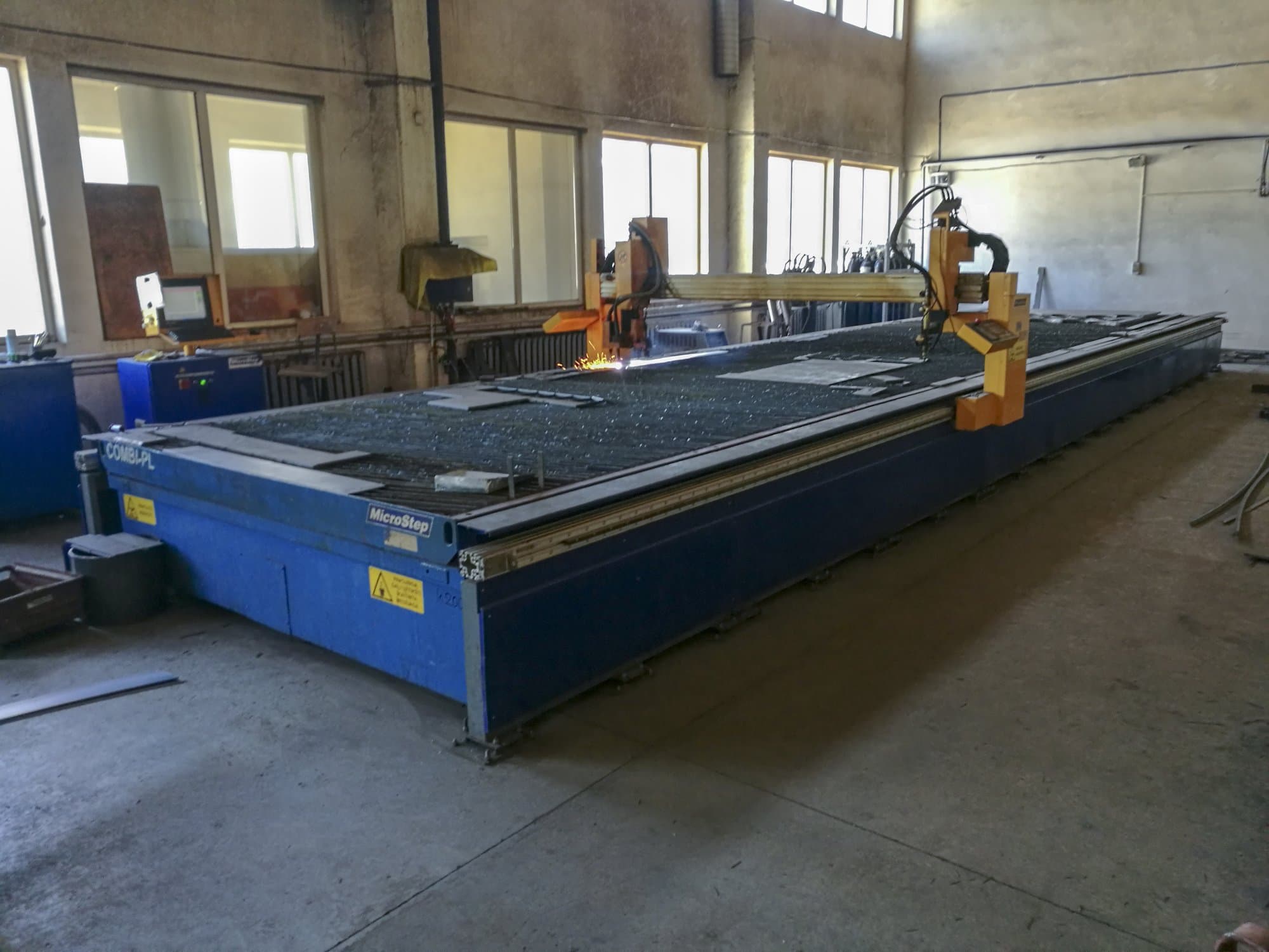 Linke Ansicht der MicroStep COMBI-PL Maschine