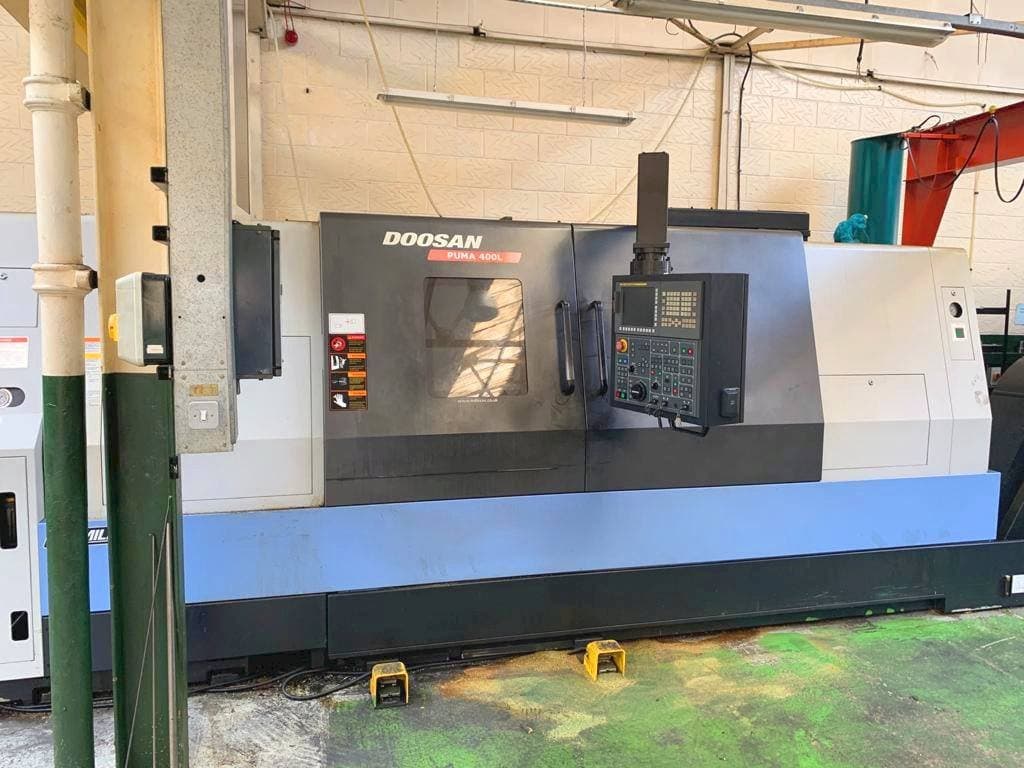 Frontansicht der Doosan Puma 400LB Maschine