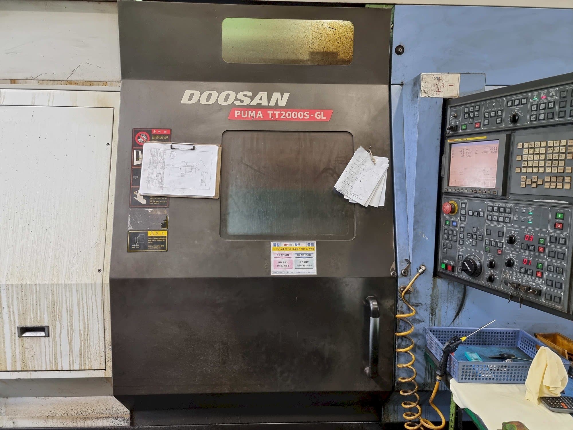 Frontansicht der Doosan PUMA TT2000S-GL Maschine