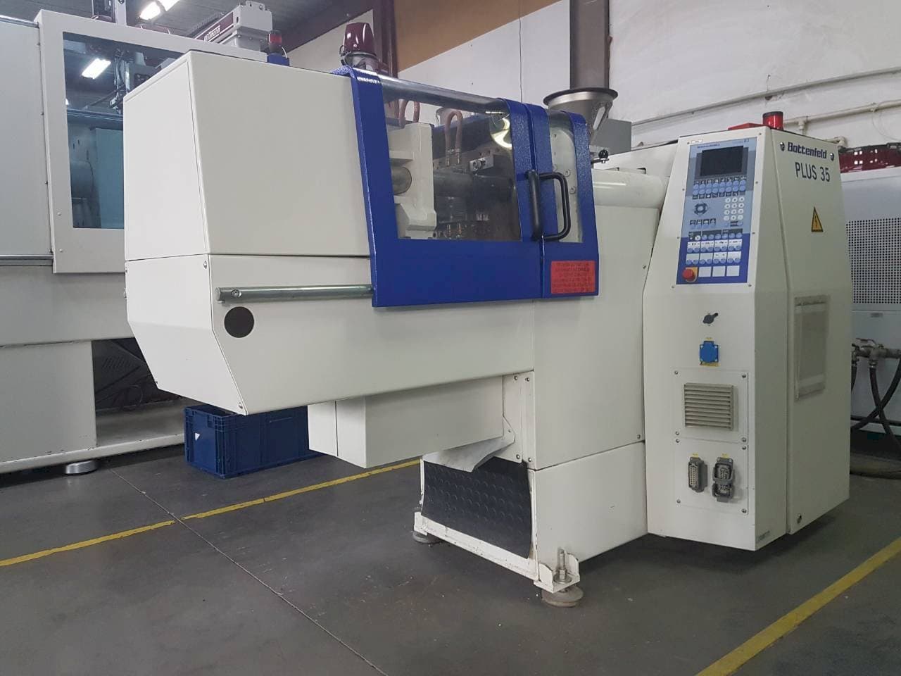 Frontansicht der Battenfeld PLUS 35/75  Maschine