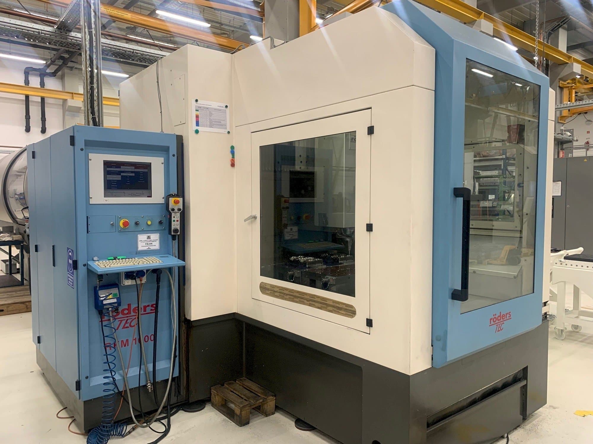 Frontansicht der Roders RFM 1000-2 Maschine