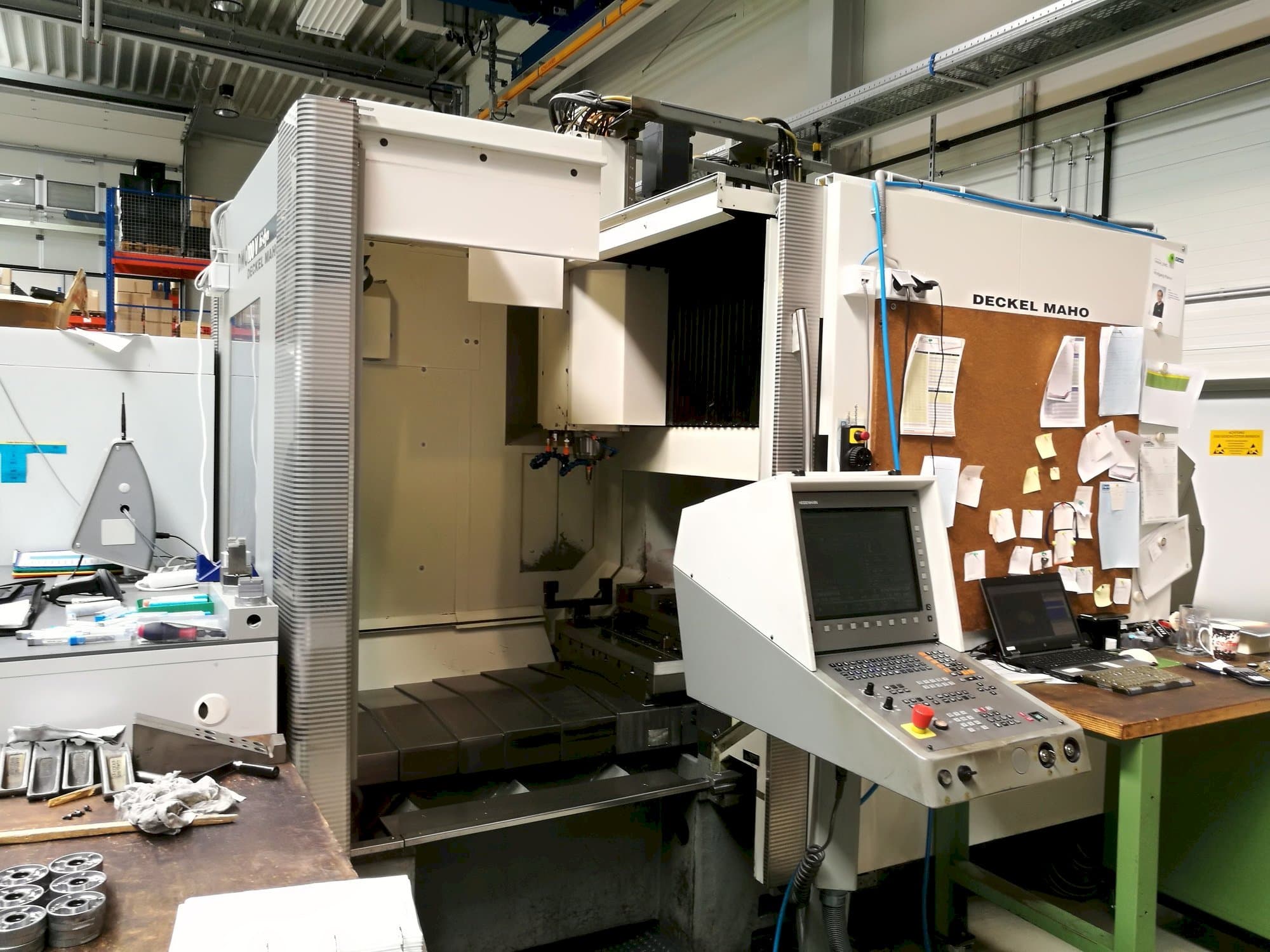 Frontansicht der DECKEL MAHO DMC 100 V Hi-Dyn Maschine