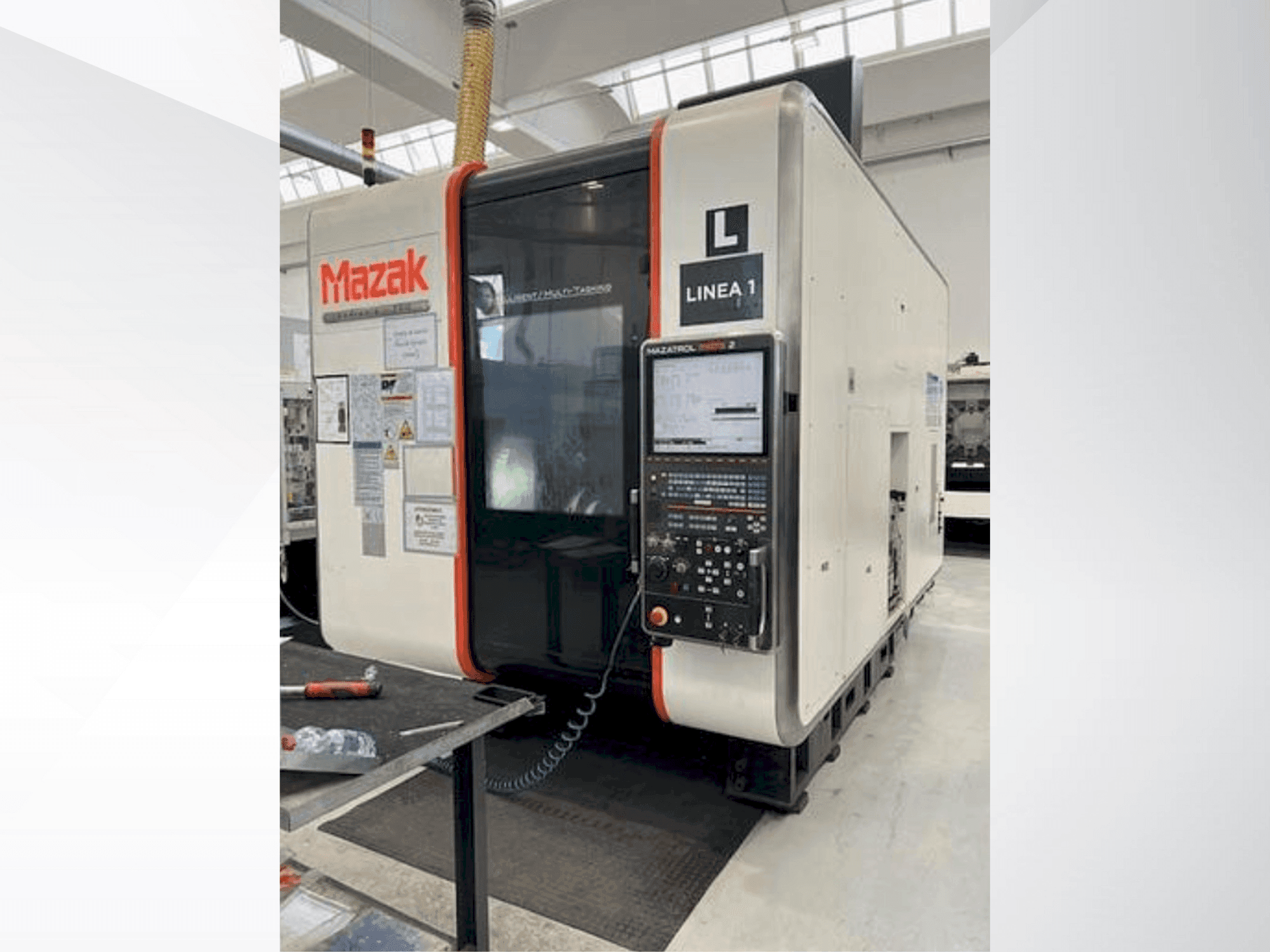 Frontansicht der Mazak VARIAXIS I 700 Maschine