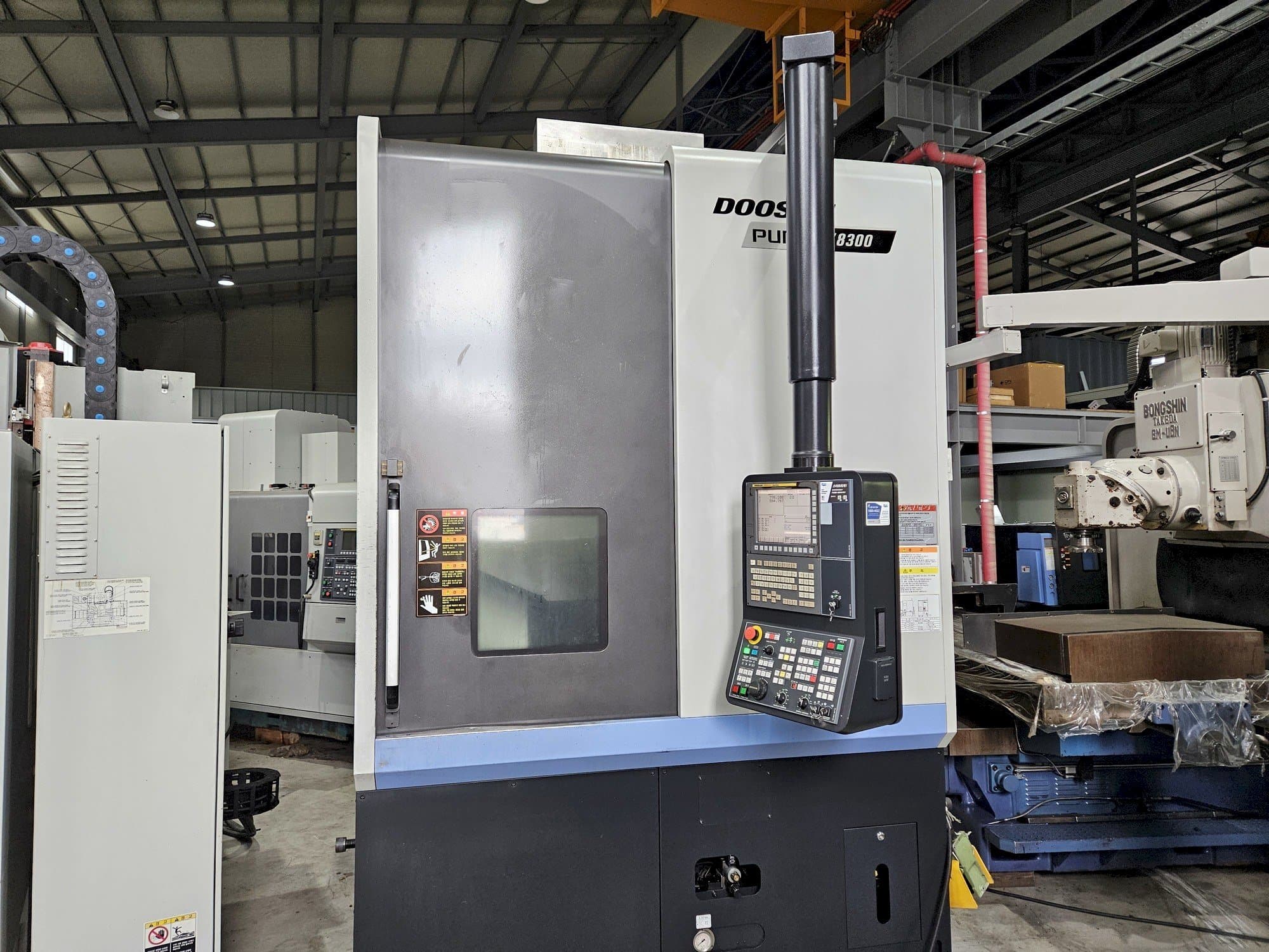 Frontansicht der DOOSAN PUMA V8300 Maschine