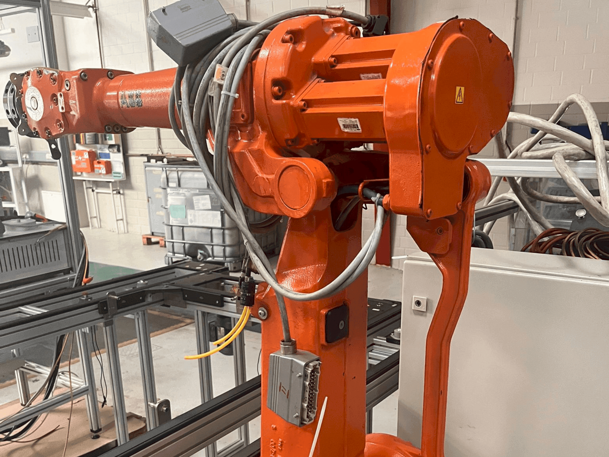 Frontansicht der ABB IRB 2400 M2004 Maschine