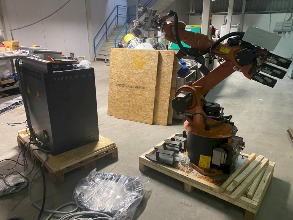 Frontansicht der KUKA KR16-2 with KR C4 Controller  Maschine