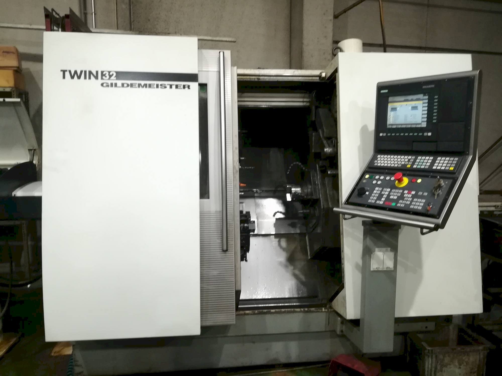 Frontansicht der Gildemeister Twin 32 Maschine