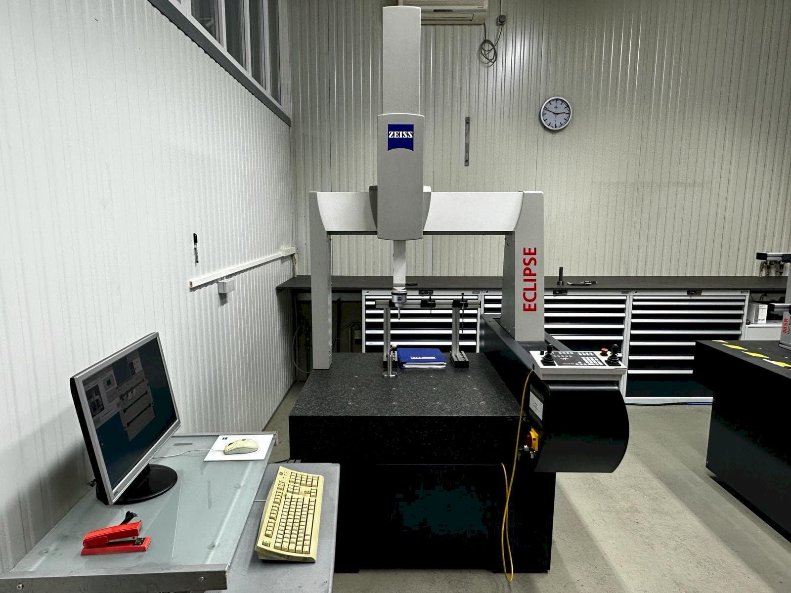 Frontansicht der ZEISS Eclipse CNC 07/07/06  Maschine