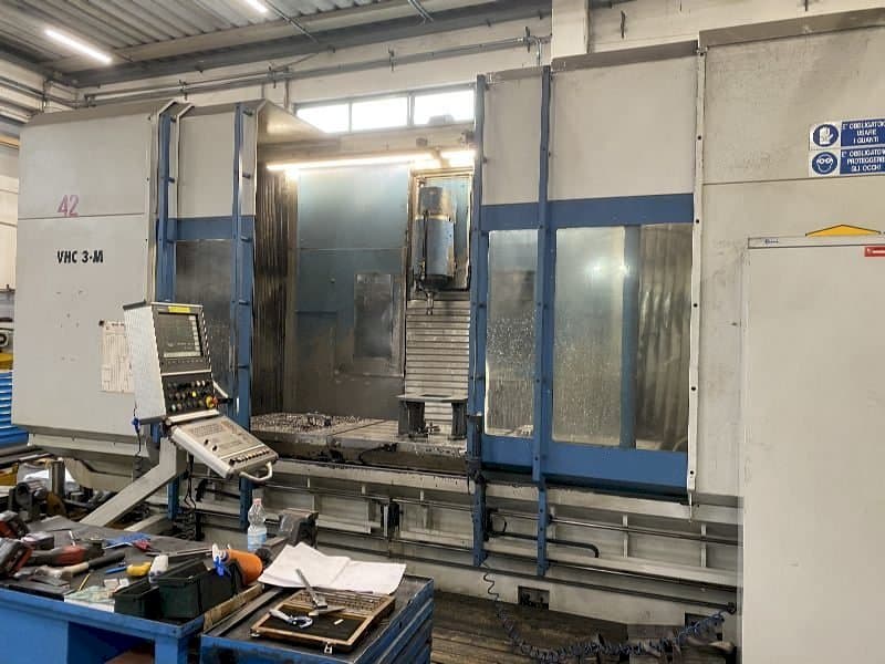 Frontansicht der AXA VHC 3M/2E Maschine