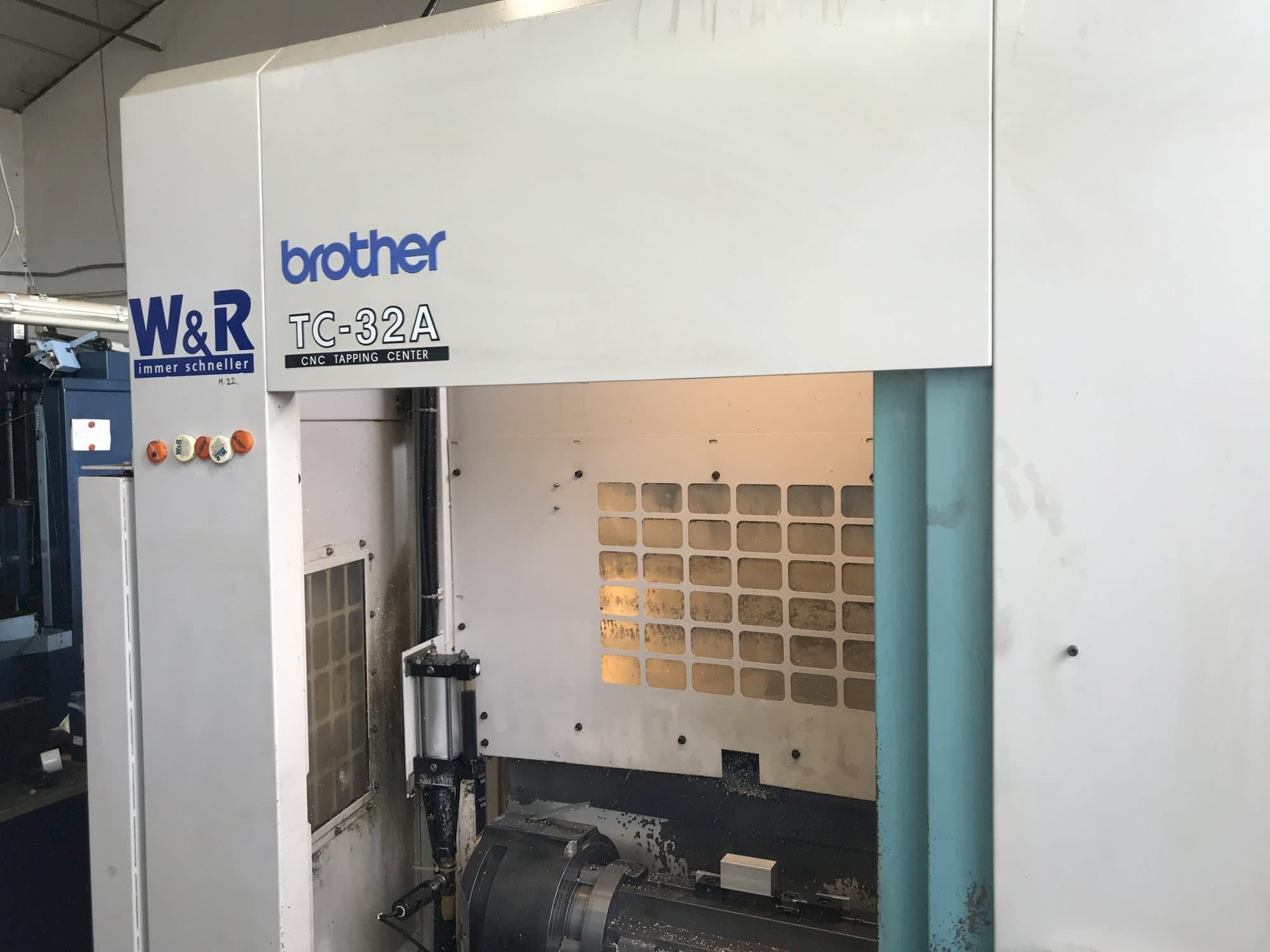 Frontansicht der Brother TC-32A Maschine