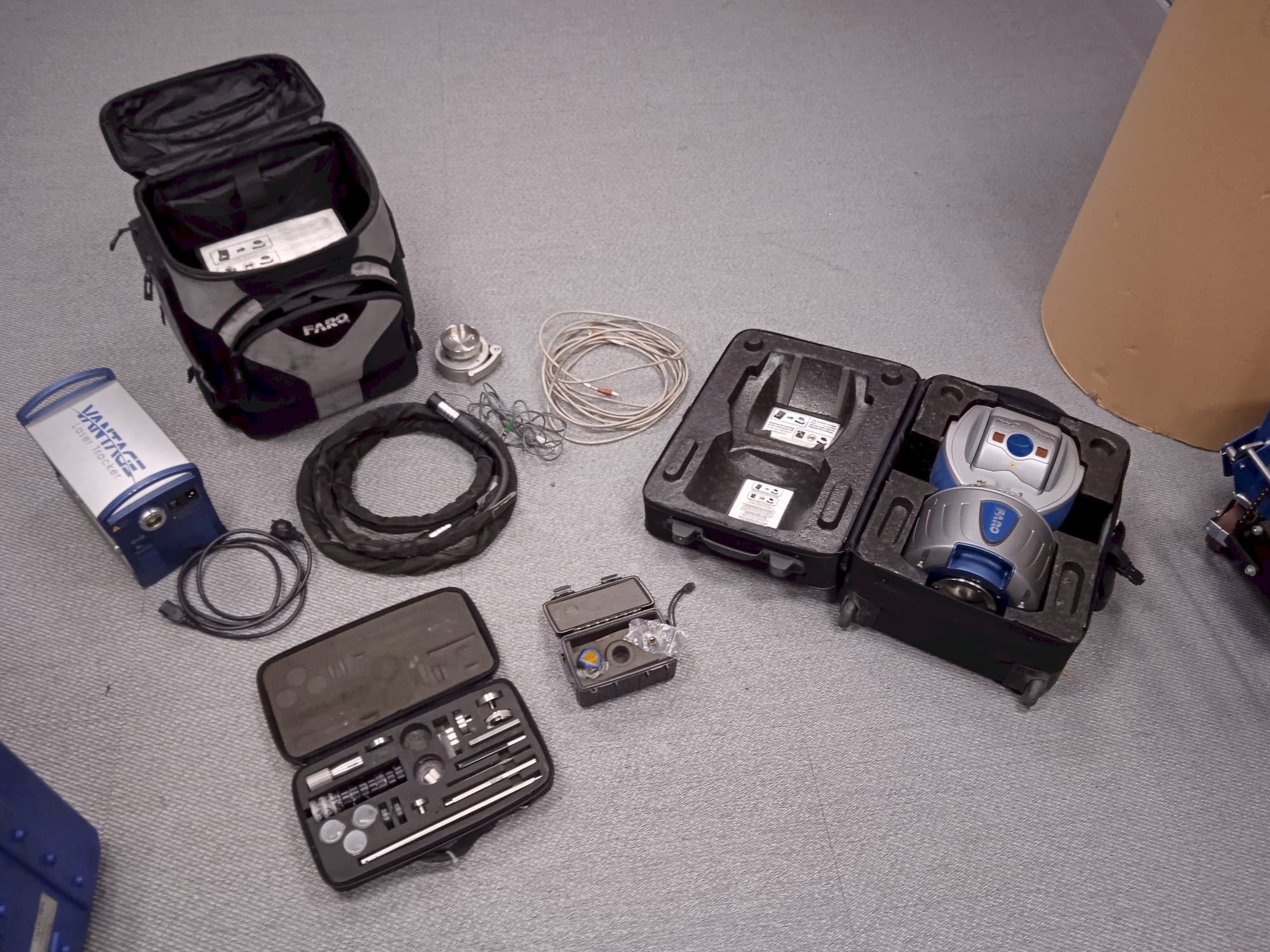 Frontansicht der Faro Advantage Laser Tracker  Maschine