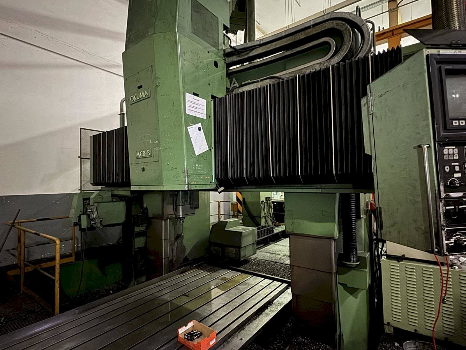Frontansicht der Okuma MCR-B Maschine