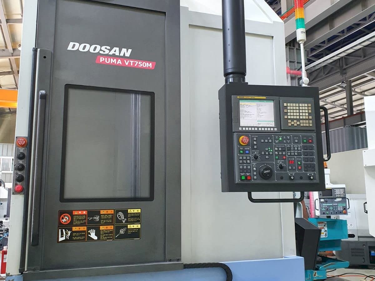 Frontansicht der Doosan Puma VT750M Maschine