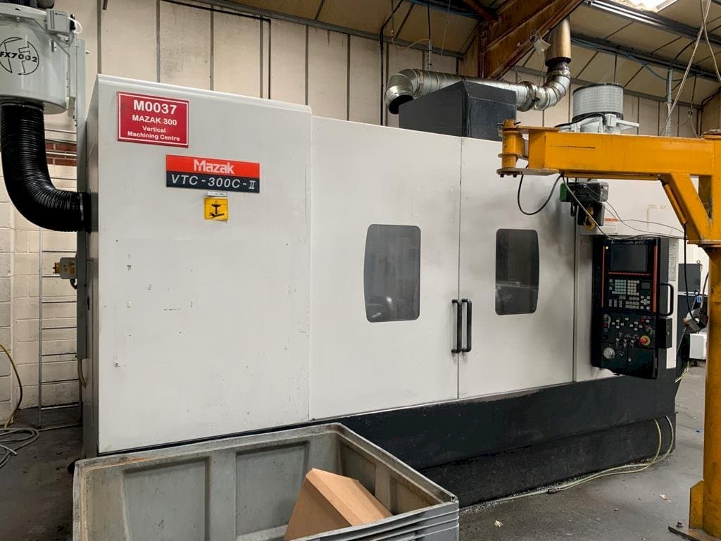 Frontansicht der Mazak VTC-300C-II  Maschine