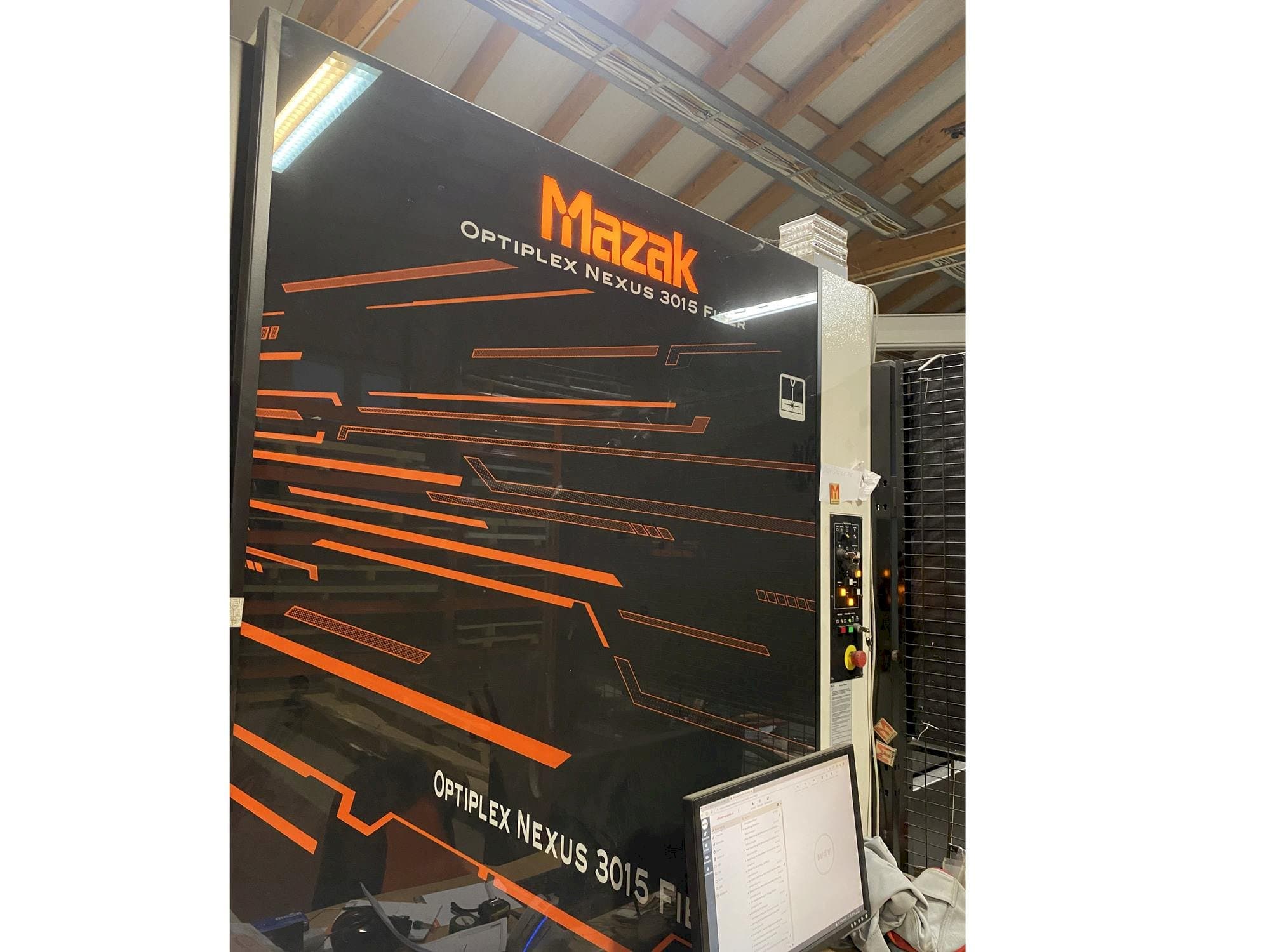 Frontansicht der Mazak Optiplex Nexus 3015 Maschine