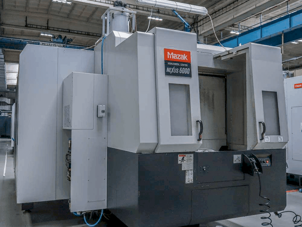 Frontansicht der Mazak NEXUS HCN 6000 Maschine