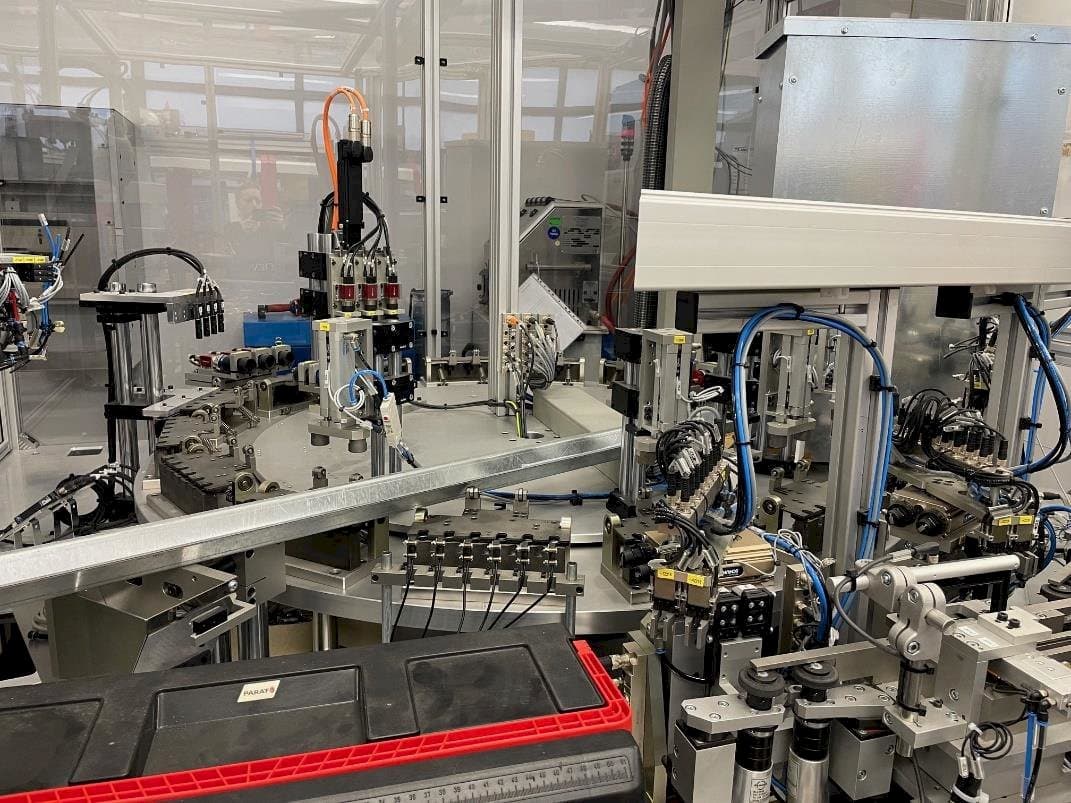 Frontansicht der TEAM AUTOMATION BERLIN Tattoo Needle Testing System Maschine