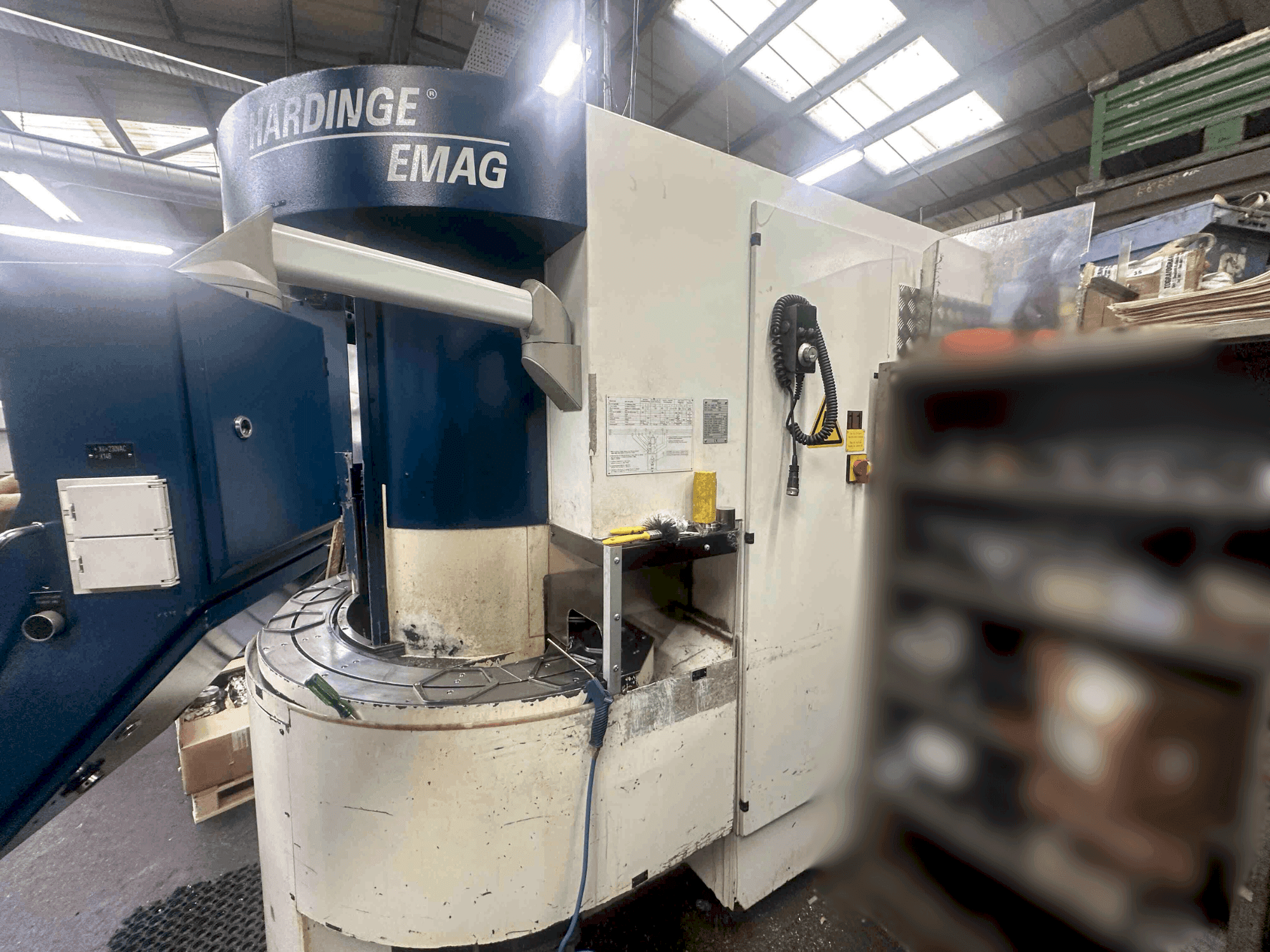 Frontansicht der Hardinge Emag VL-3  Maschine