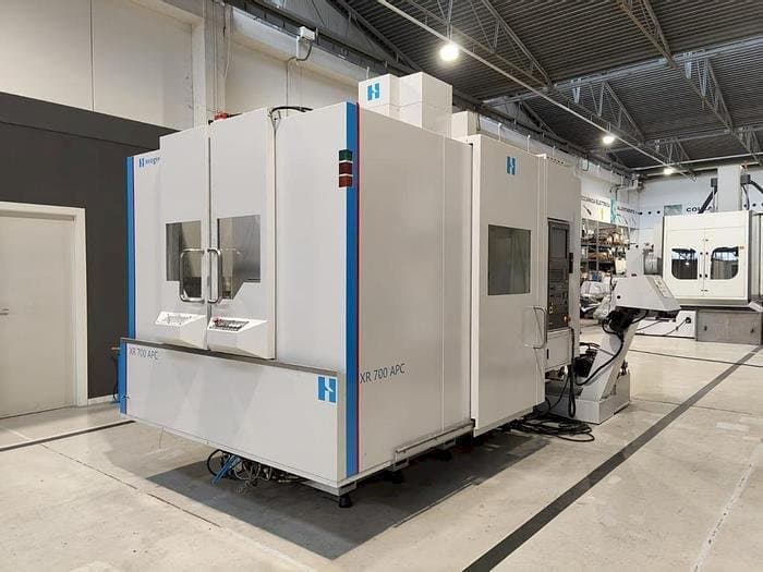 Frontansicht der Bridgeport XR-700 APC Maschine