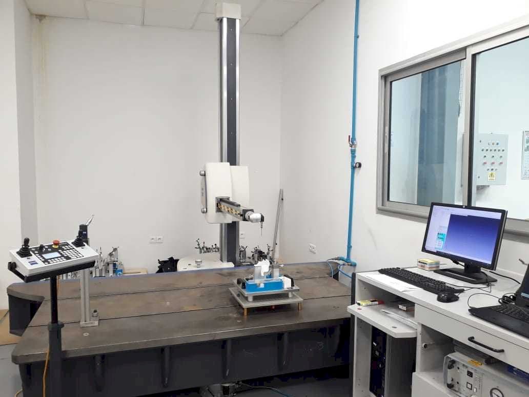 Frontansicht der ZEISS Carmet CNC Maschine